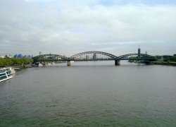 Вид с моста Дойц на мост Гогенцоллернов