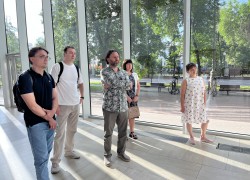 Российский фестиваль искусств в Главном проспекте.  Экскурсия с художником Андреем Прохоровым.  11.07.2025 г.
